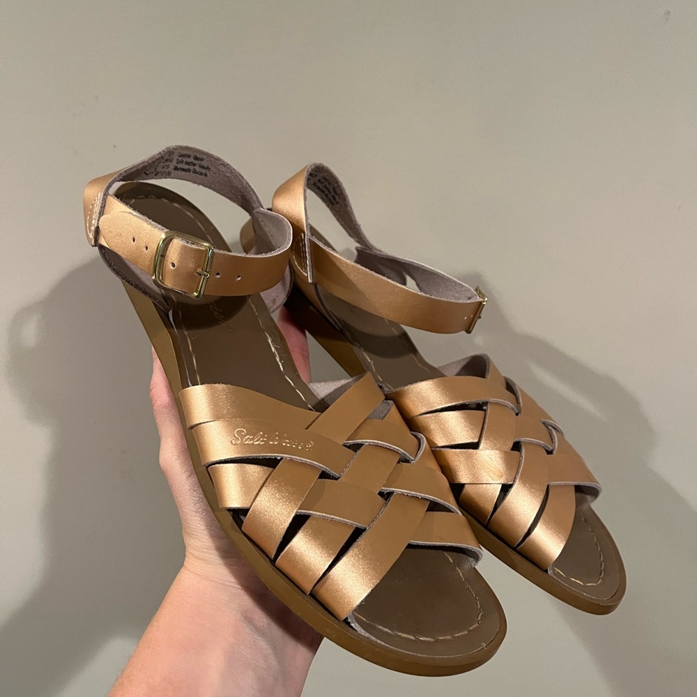 Woman’s saltwater sandals size 8